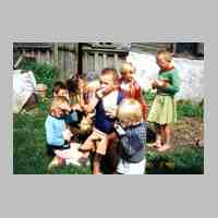004-1041 Die Dorfkinder freuen sich ueber die mitgebrachten Suessigkeiten .JPG